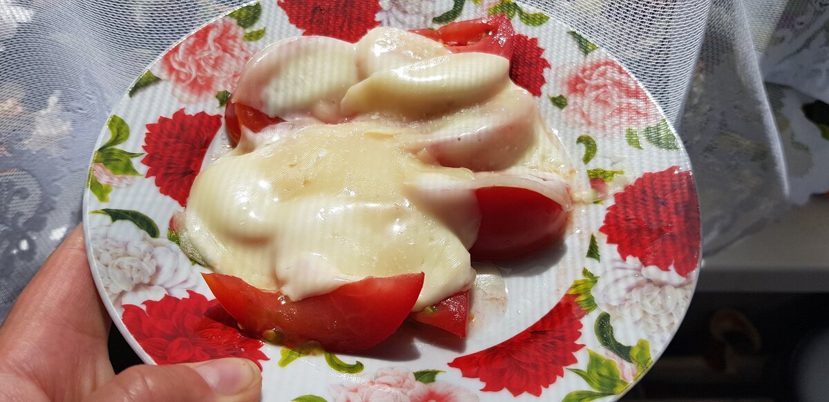 Перекус. Помидоры с сыром. Сыр покупной 16% жирности. Жира многовато для Дюкана, но лучше так, чем бутерброд с колбасой.