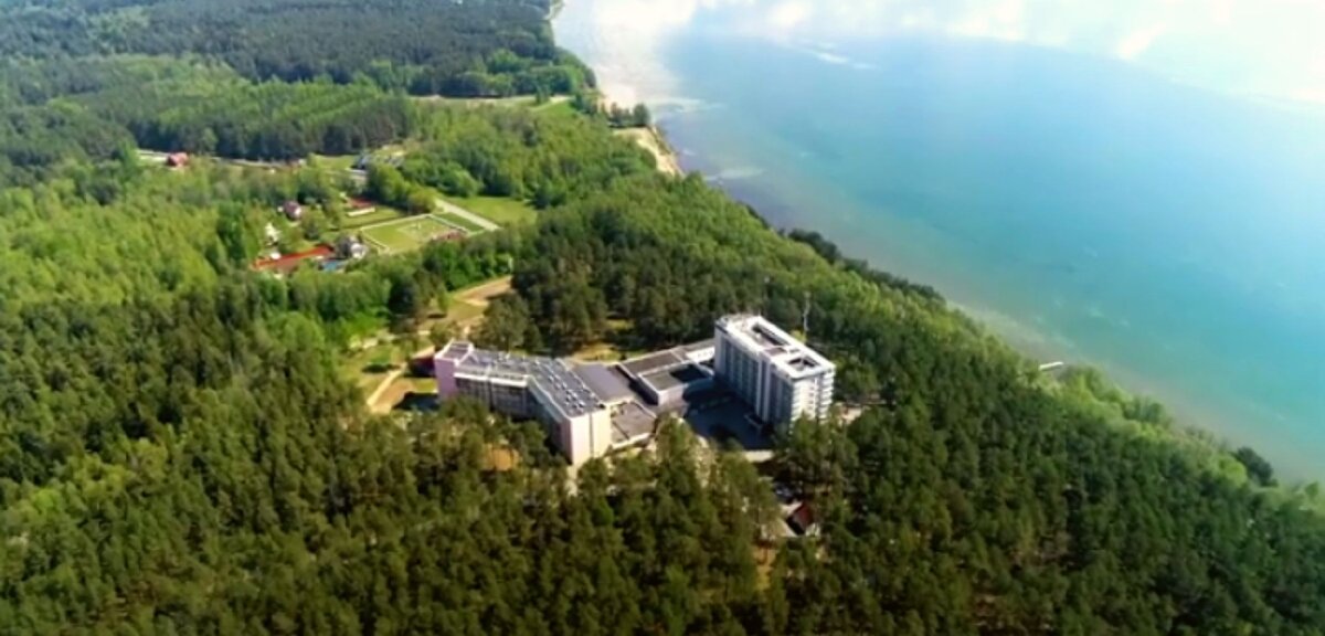 Среди них можно выделить «Нарочанку», потому что это не просто санаторий, а целый санаторный комплекс неподалеку от курортного поселка, одноименного озеру.