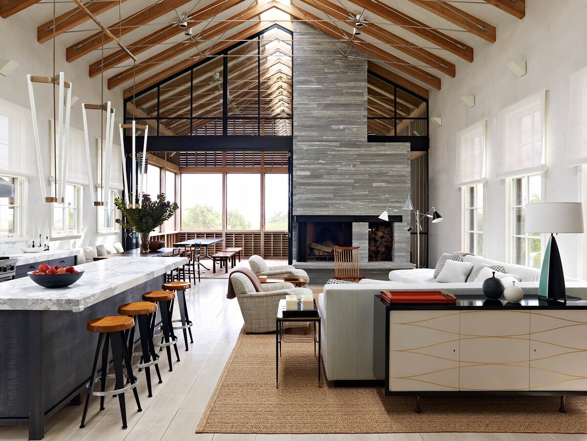 Гостиная с камином в барнхаусе. ArtBarn.ru