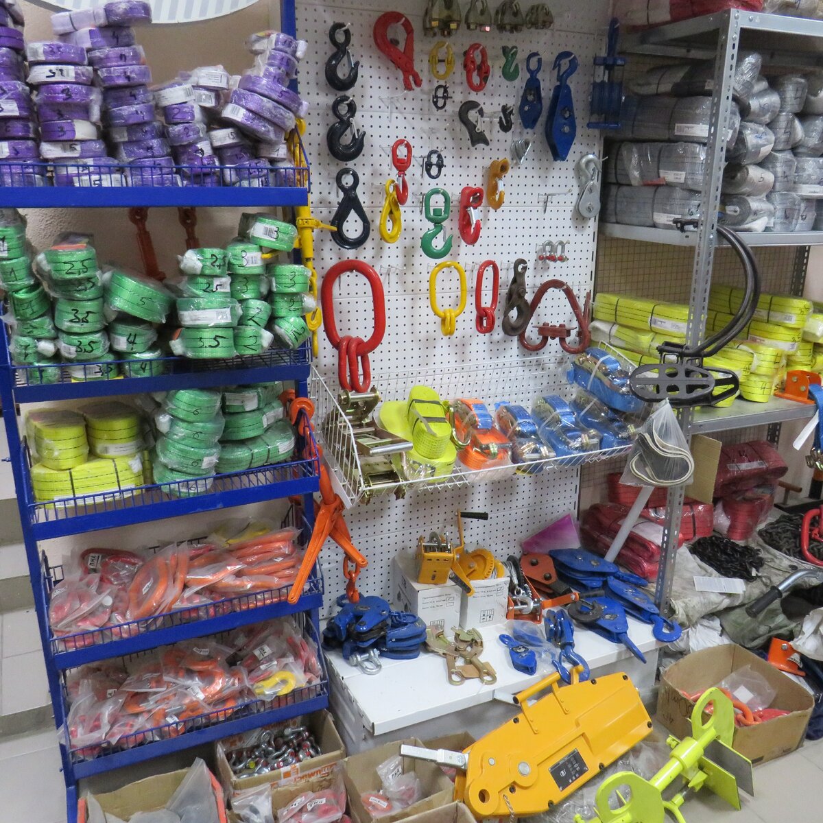 Профессиональное оборудование для подъема и крепления грузов - стропы, крюки, захваты, блоки.