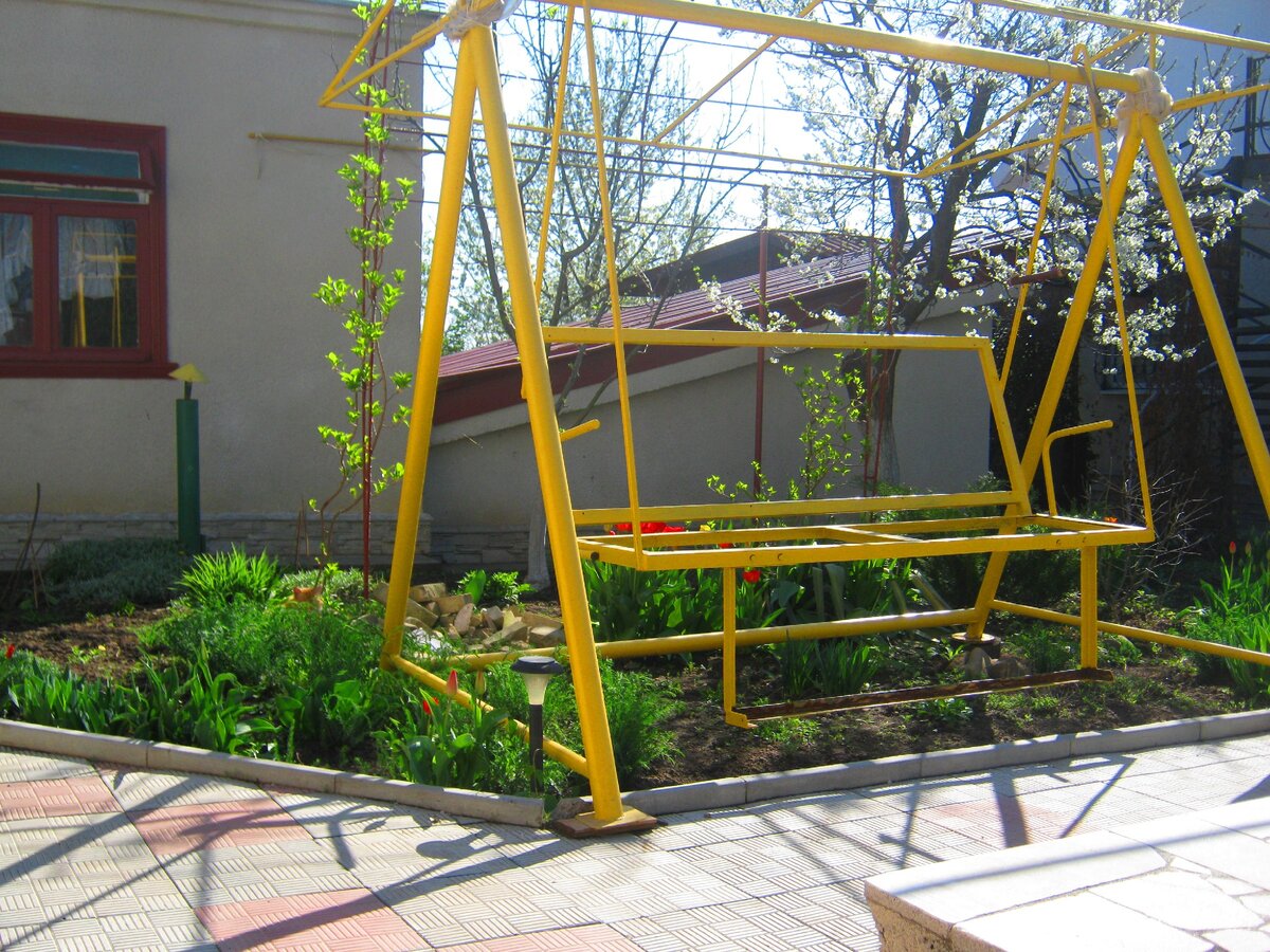 Каркас для садовых качелей готов (фото из архива автора)