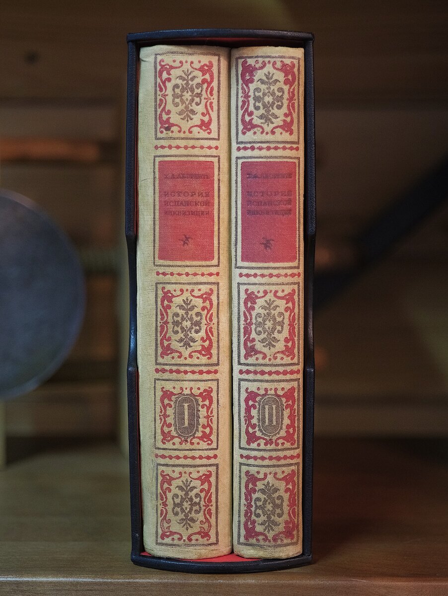 Корешки книг.