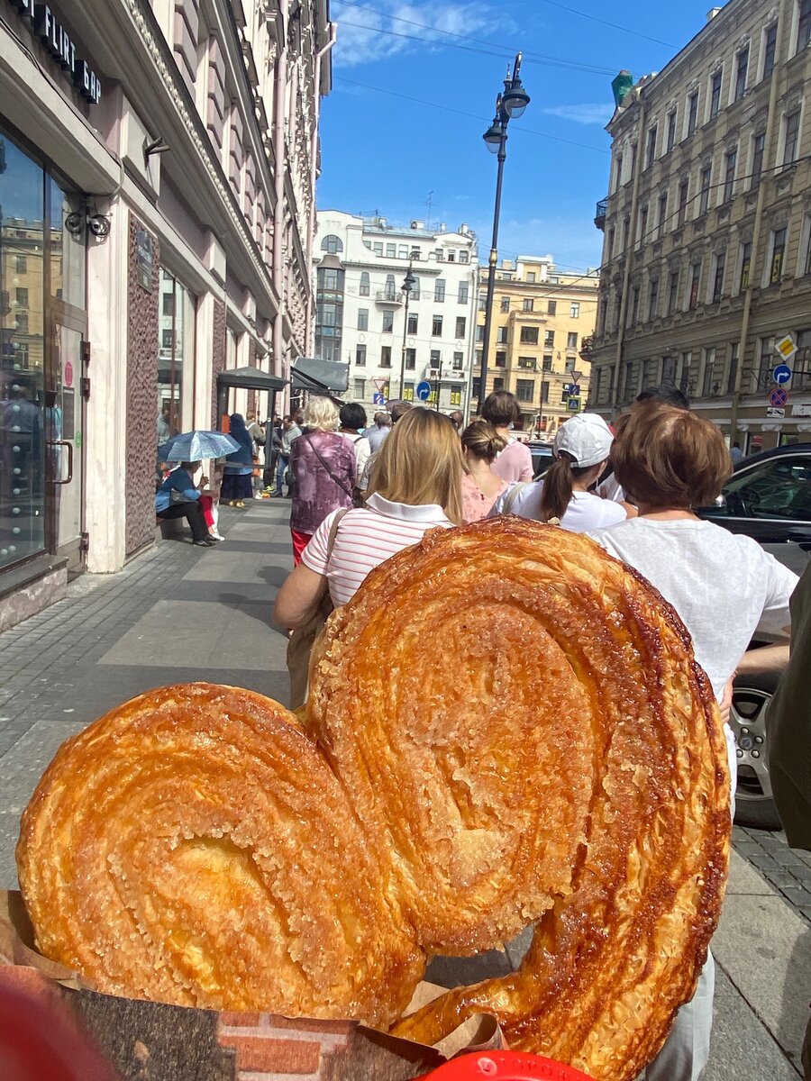 Пока стоишь в очереди на получение ваучера - развлекаешься как можешь 