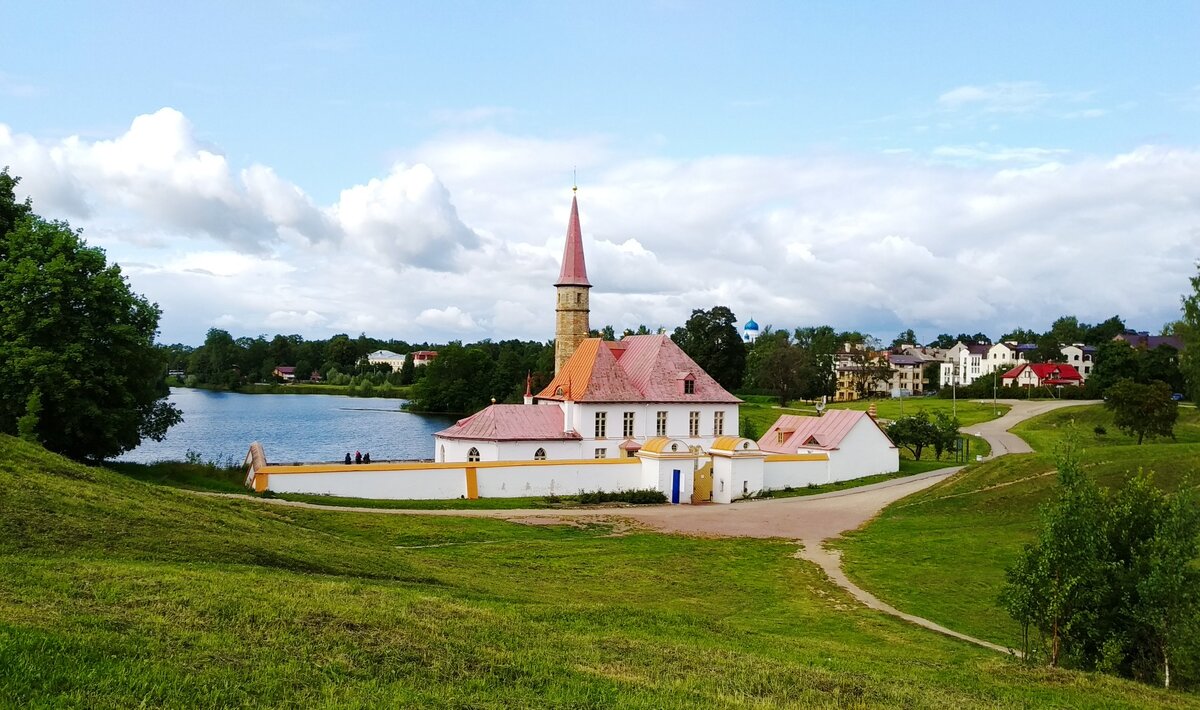 Приоратский дворец в Гатчине летом 2019 года