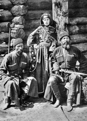 Карачаевская семья. Фото Д. И. Ермакова. Кон. 19 в. Российский этнографический музей (Санкт-Петербург).