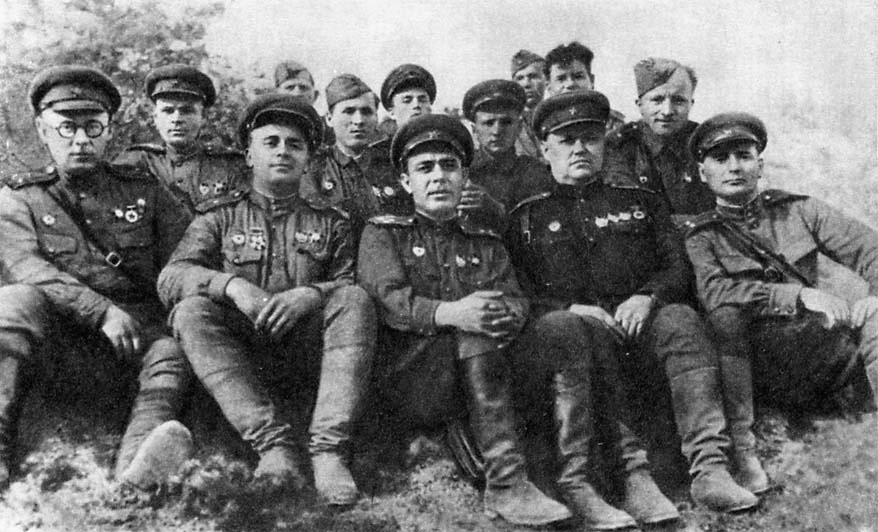 Брежнев на переднем плане посередине. На фронте с боевыми товарищами.