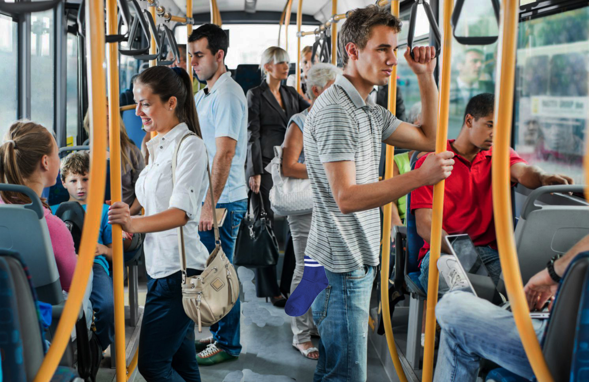 Люди в автобусе. Пассажиры в автобусе. Автобус. Пассажиры общественного транспорта.