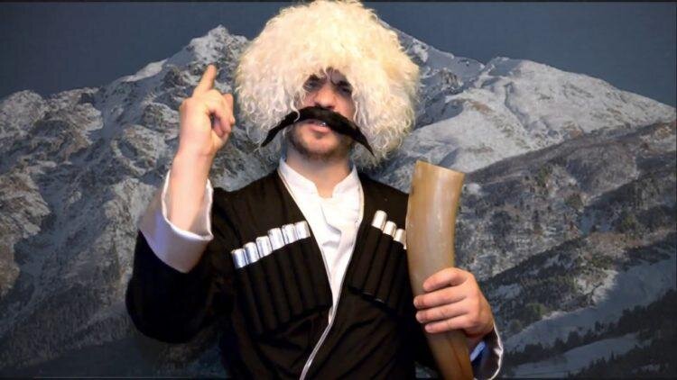 По стилю это кавказский тост , поэтому произносить его нужно стоя и торжественно ( фото на nrf-rpf.ru)