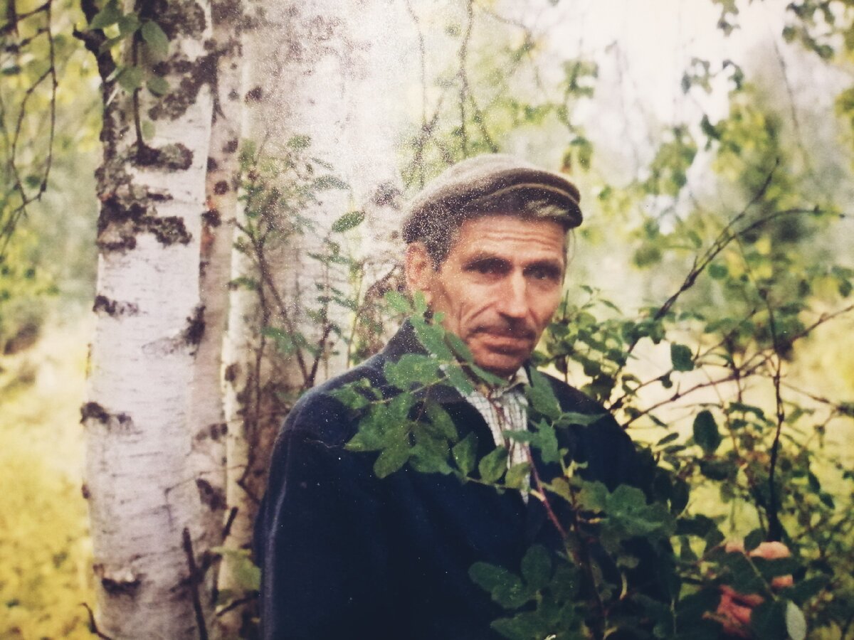 А вот это папа. Фотографировала когда-то на пленку. Очень люблю эту фотокарточку.