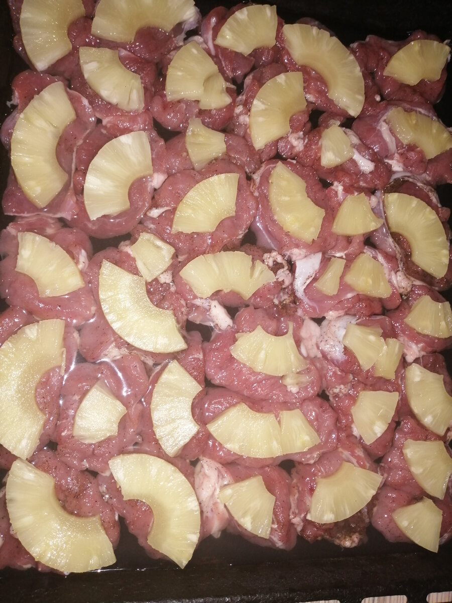 Свинина под ананасами в сиропе.