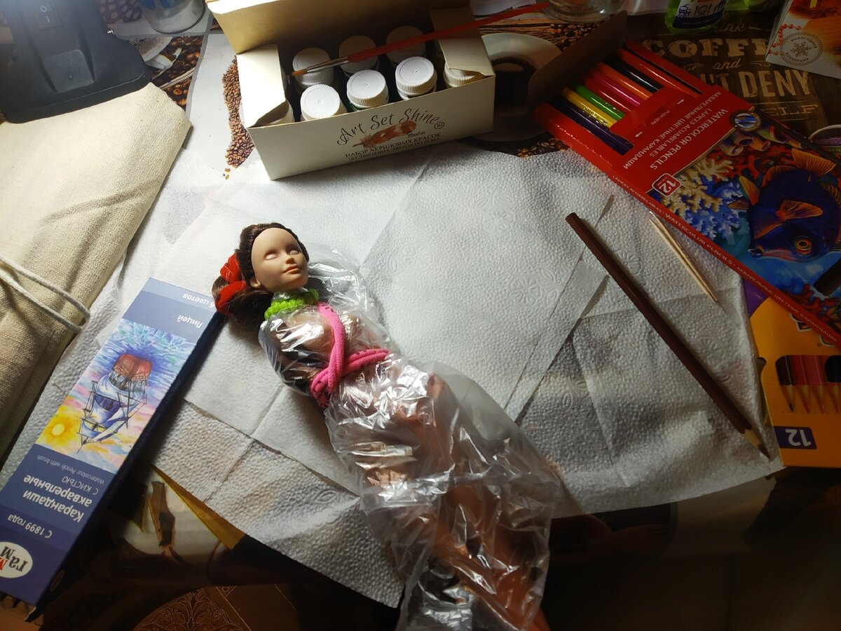 Здесь у куклы уже нет макияжа