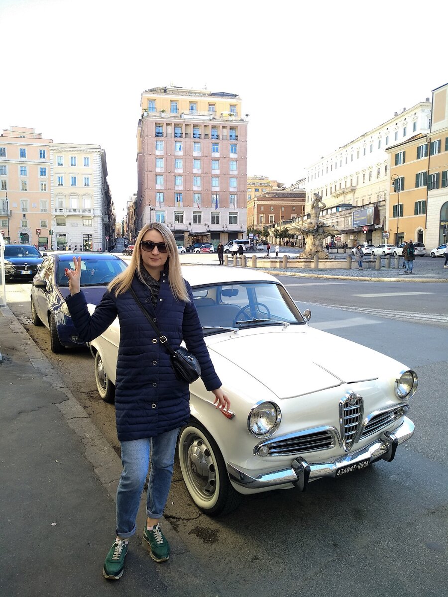 Автор на фоне прекрасной Alfa Romeo в Риме, листайте галерею, фото автора