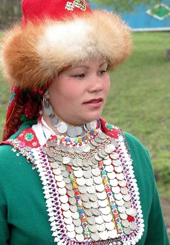 Головной убор марийцев. Марийский национальный костюм луговых Мари Сернурский район. Марийский национальный костюм женский луговых Мари. Нац головной убор марийцы.