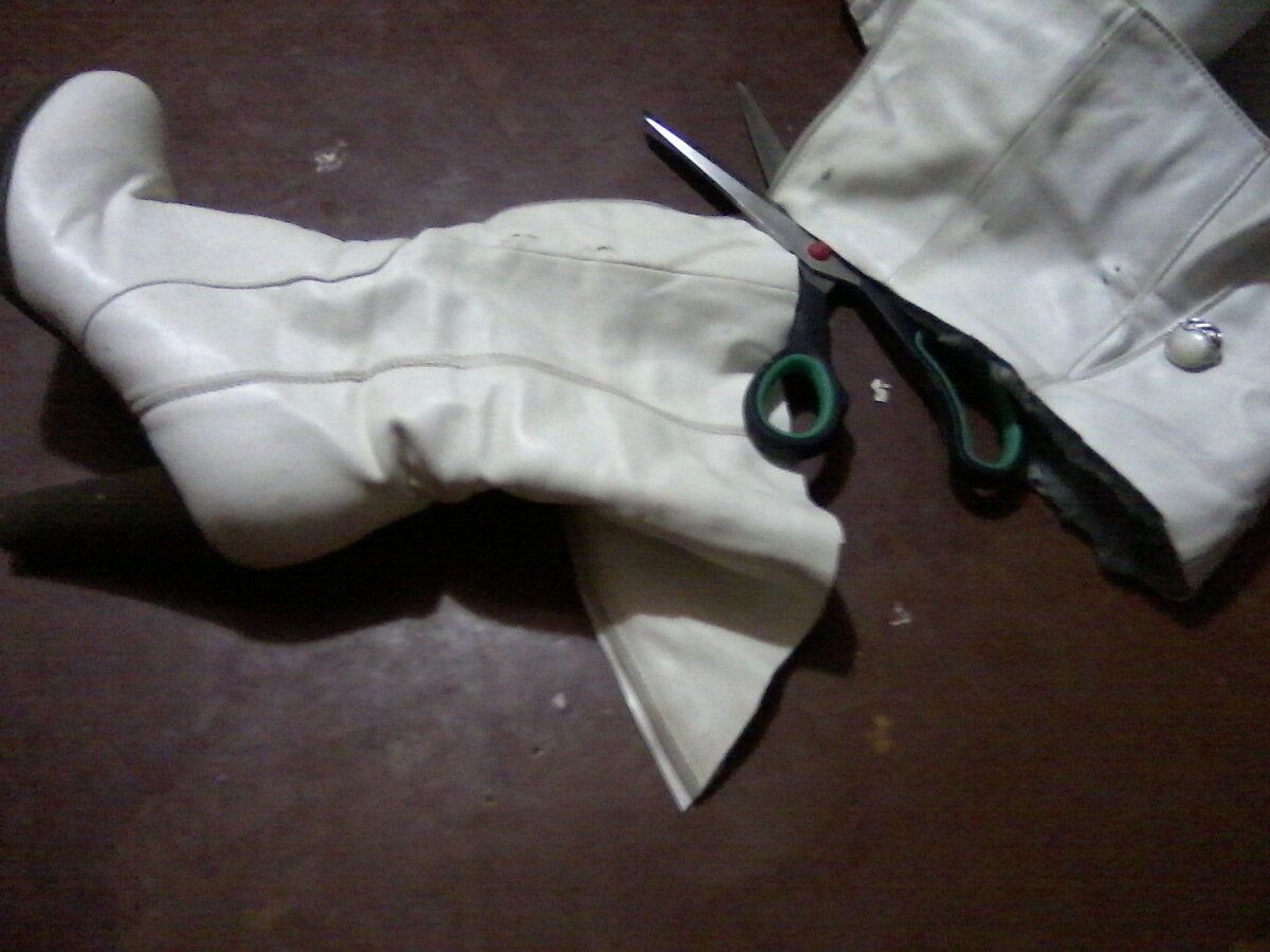 Для начала - отрезать голенище