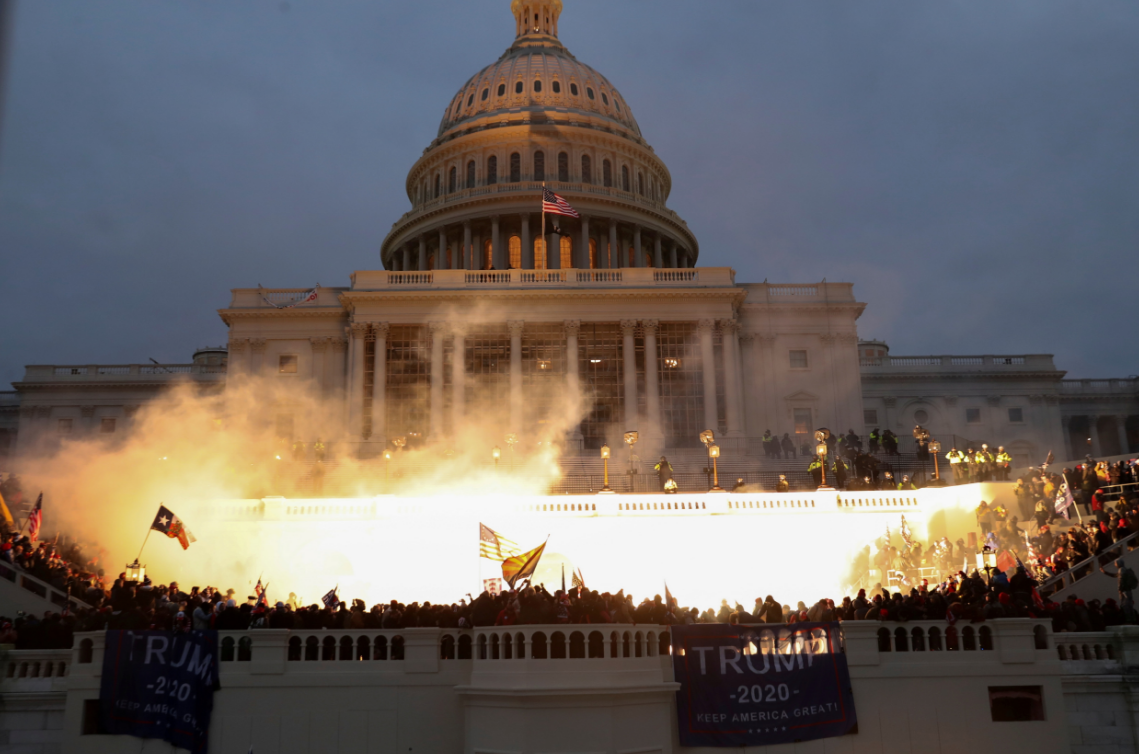 Капитолий во время штурма. https://www.voanews.com/usa/us-politics/world-leaders-condemn-pro-trump-riot-us-capitol#&gid=1&pid=1