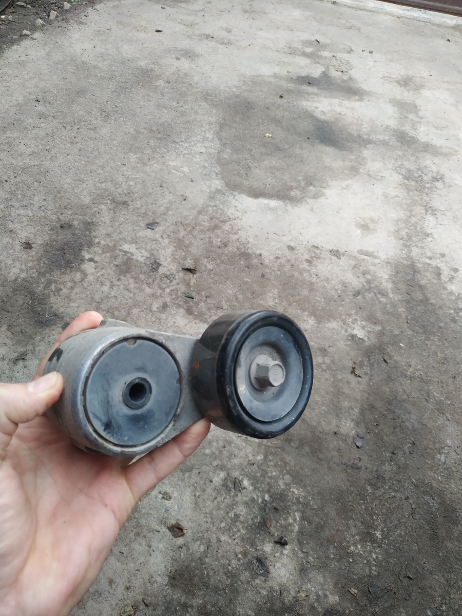 Ролик натяжной