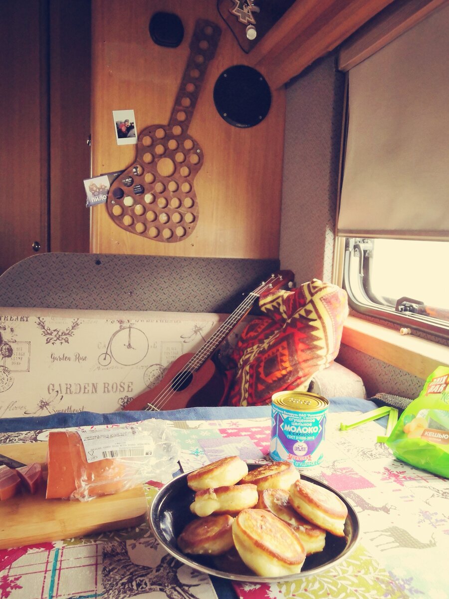 И Саша печёт оладьи