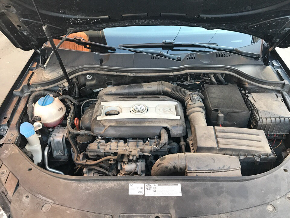  Данный двигатель в движении дарит поистине ощущения табуна под капотом(понятно что 3ех и 5ти литровые всегда будут впереди) но в городском потоке на светофорных стартах ощущения превосходства все же присутствует. А теперь более детально (ну углубляясь слишком) сам по себе двигатель 1.8 cda имеет мощность 152 л.с. Первые выпущенные двигатели имели откровенно большой расход масла, далее в 2011 году VAG начал исправлять недостатки НО! это у них заняло почти 7 месяцев и 4 крупных модернизации двигателя. Таким образом все машины купленные до мая 2011 года имели заводские недостатки, далее в течении 2011 года были модификации шатунно поршневой группы. И если двигателя собранные в 11 году могут иметь дефект "жора" масла 50/50, то уже с января 2012 года считается, что данные косяк был убран.