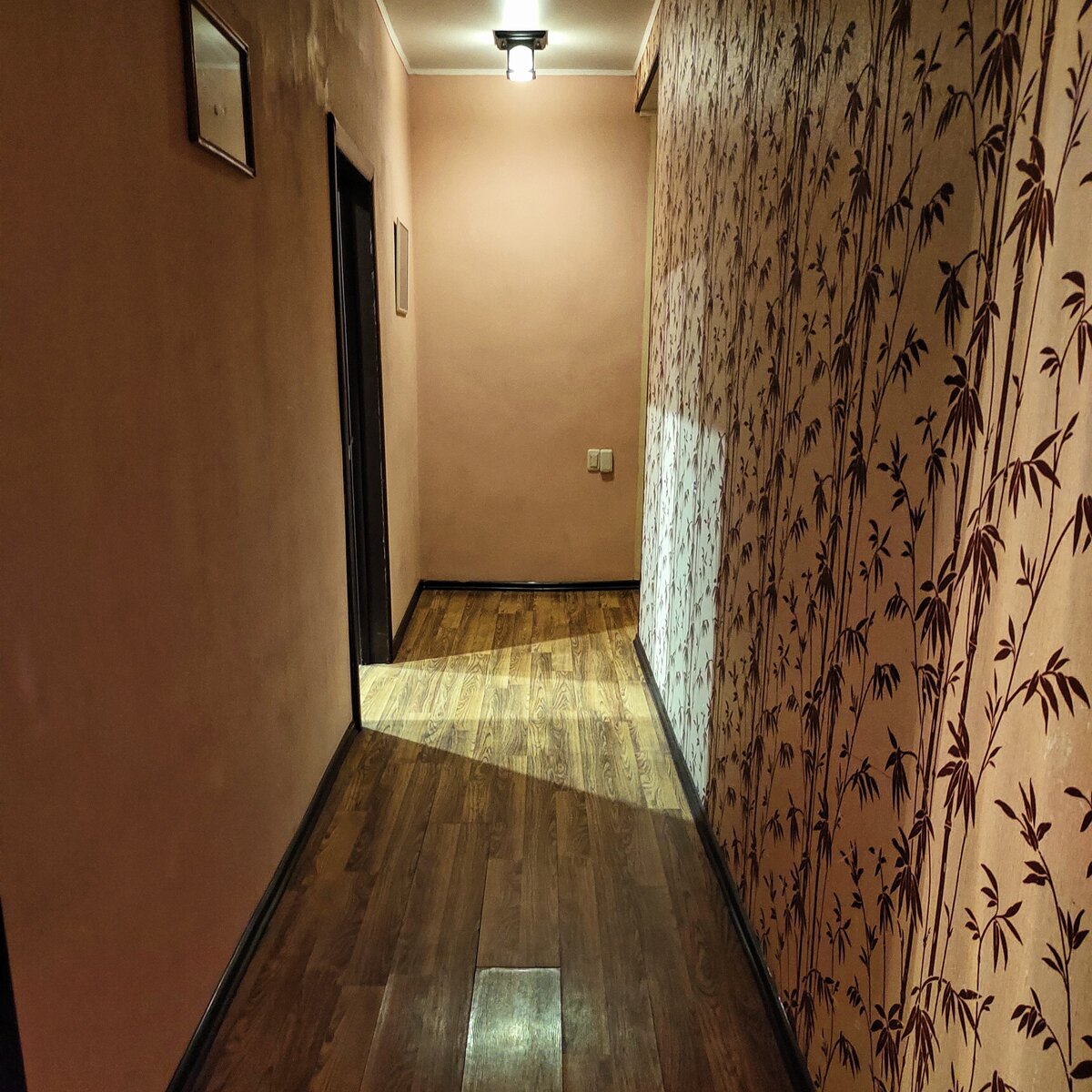 Вроне неплохо, но ламинат вздулся, стены в пятнах. Неуютно