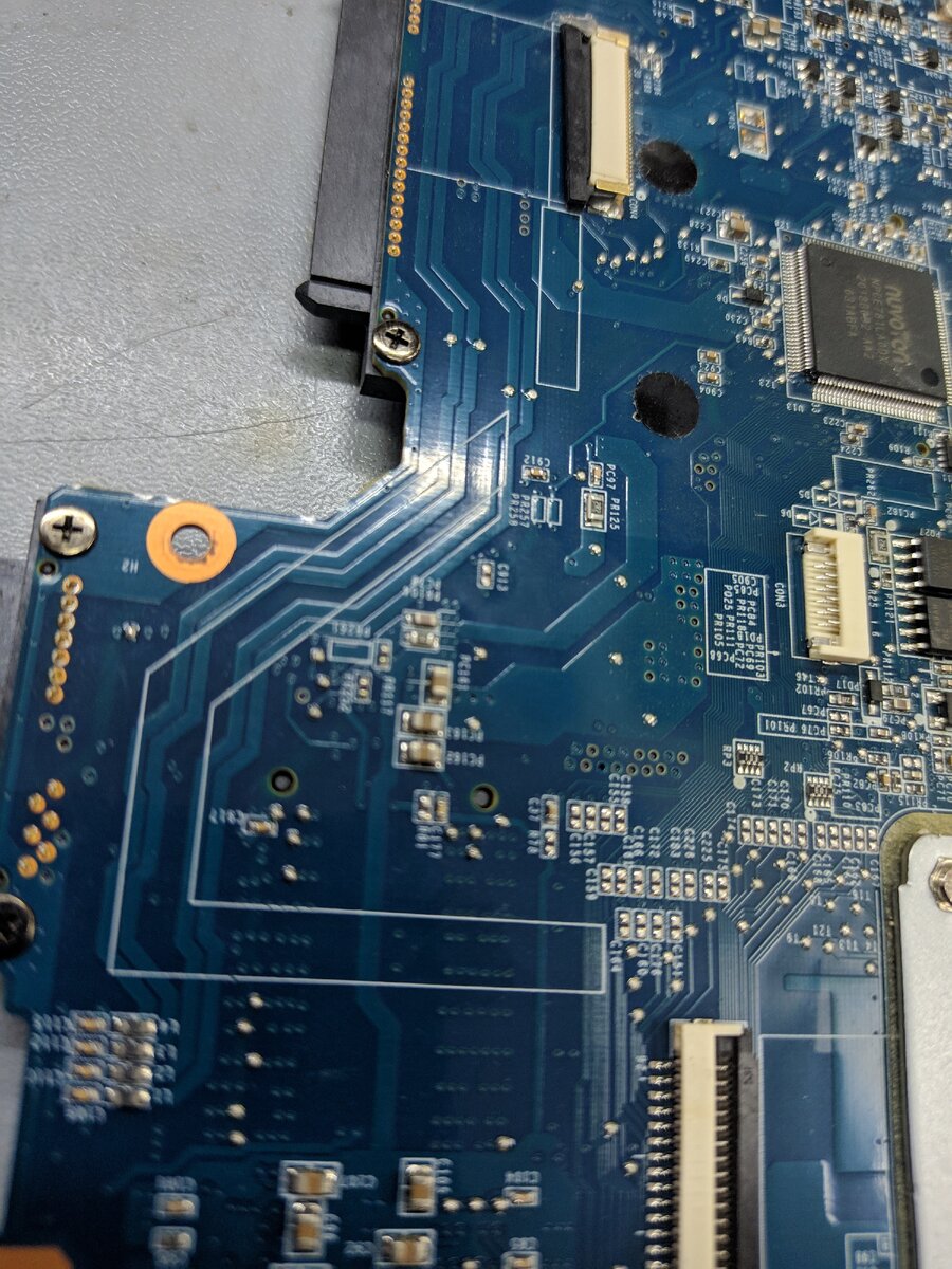 Видим,нет фиксатора разъема,куда-то подевался,но это мелочь,снимаем с платы донора и устанавливаем.