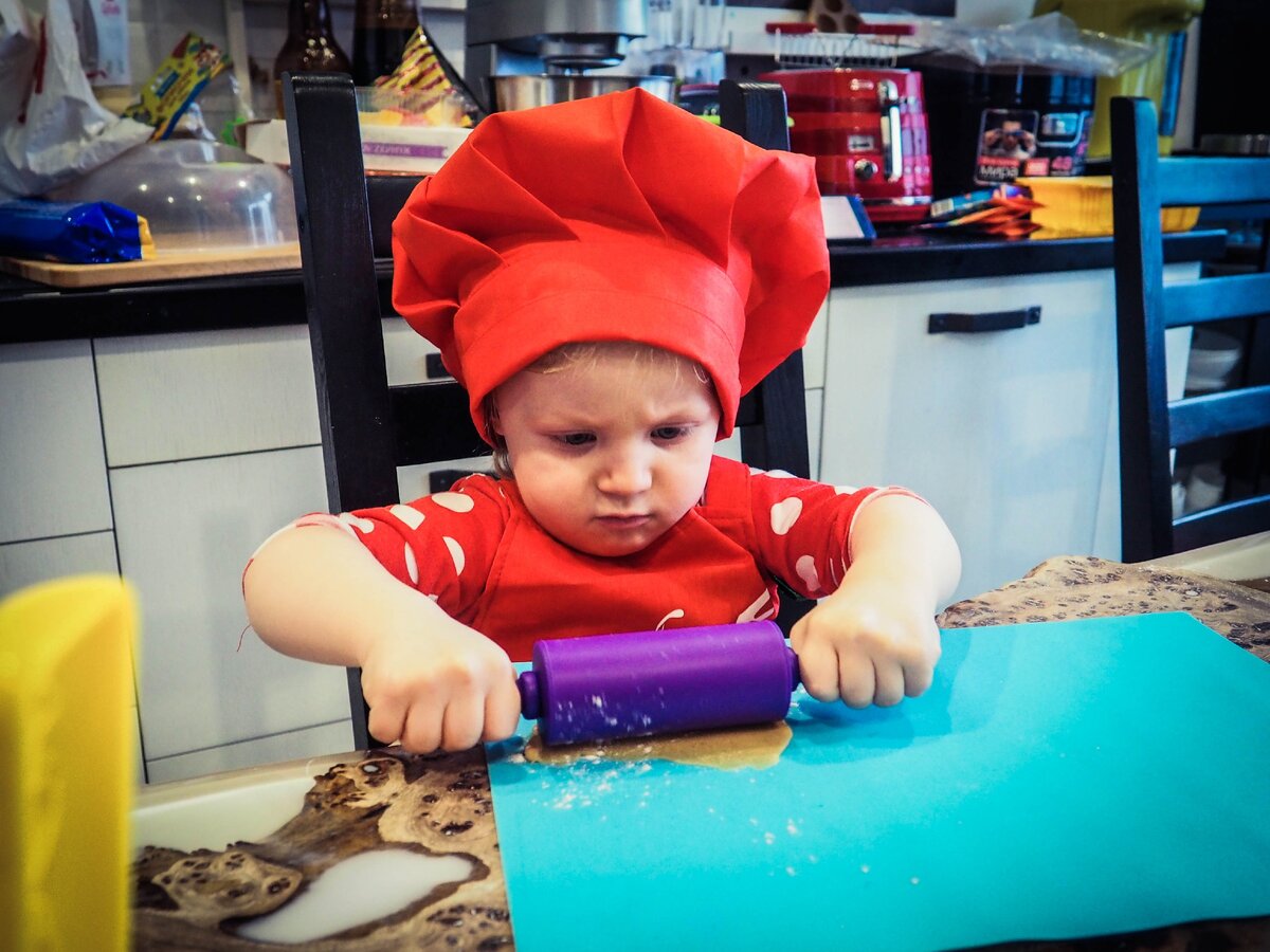 Раскатывать тесто - очень серьезный процесс. Сосредоточенность Василисы на лицо)))