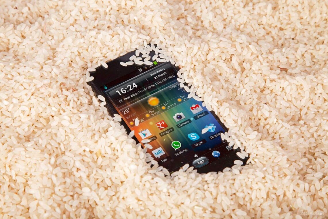 Телефон упал в воду спасти. Смартфон в рисе. Айфон в рисе. Сушка телефона в рисе. Если телефон намок.