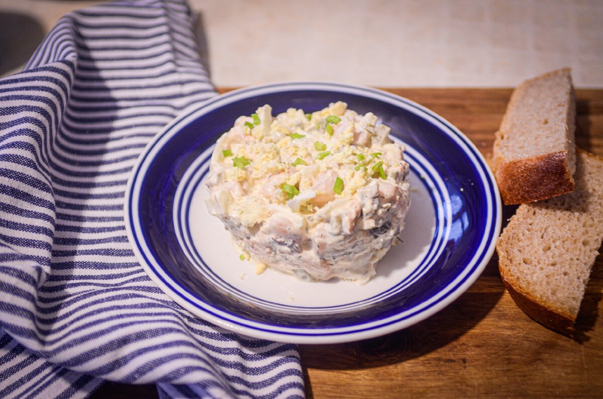 Салат с консервированной горбушей и яйцами