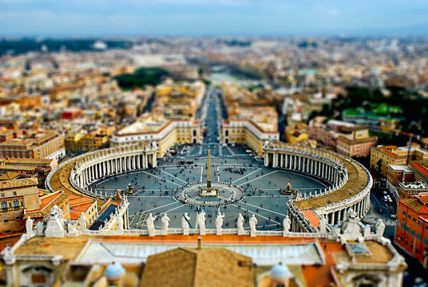 Можно ли вообще взять в голову, что карликовое государство в самом сердце Рима, может обладать огромной сокровищницей, отражающей культуру и историю десятков народов и государств?