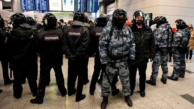 АВТОР ФОТО,GETTY IMAGESПодпись к фото,Иностранная пресса обращает внимание на то, что власти пошли на беспрецедентные меры для встречи человека, значимость которого Путин нарочито сводит к нулю