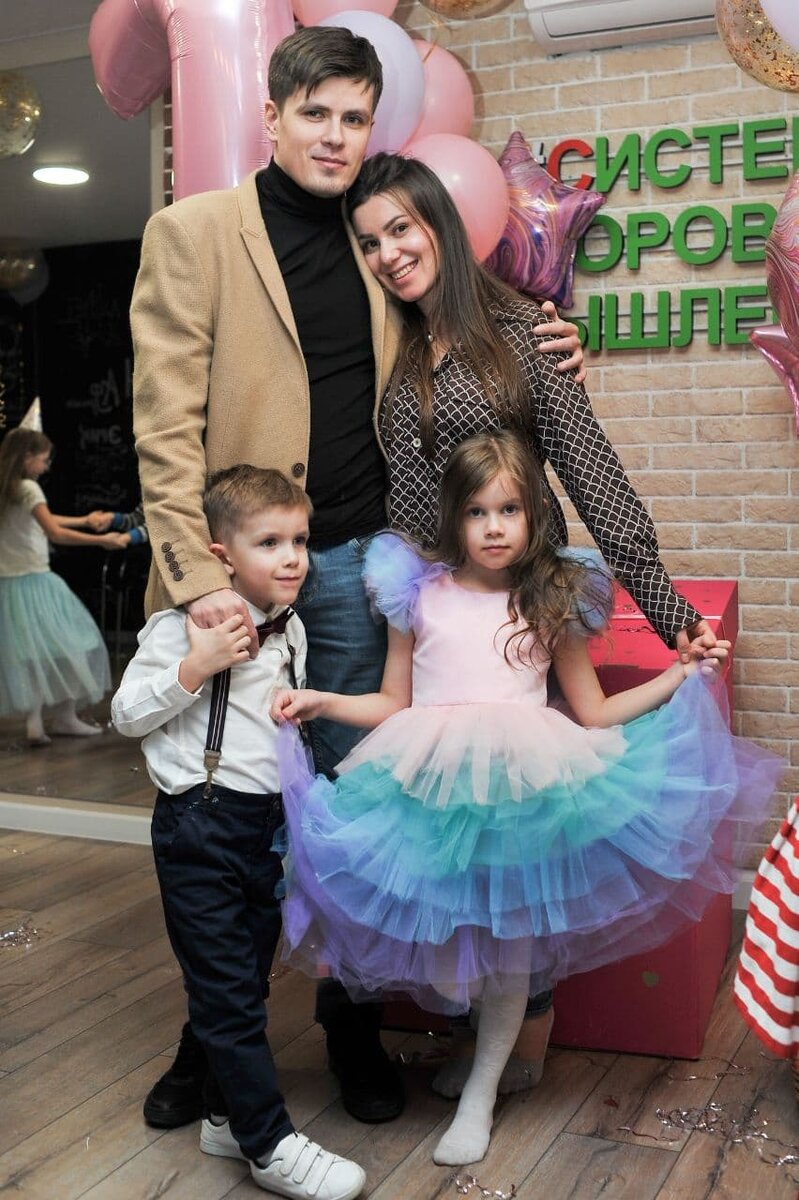 Пытаясь соответствовать своим требованиям и чужим ожиданиям, человек вынужден избыточно себя контролировать и жить не так, как хочет, а так (как ему кажется), как от него хотят другие, что ведёт к подавлению своих истинных эмоций, желаний и потребностей.