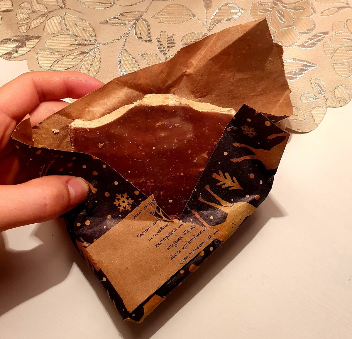 Это, правда, мыло ручной работы, которое я заказывала на Новый год. А так я использую обычное твердое мыло.