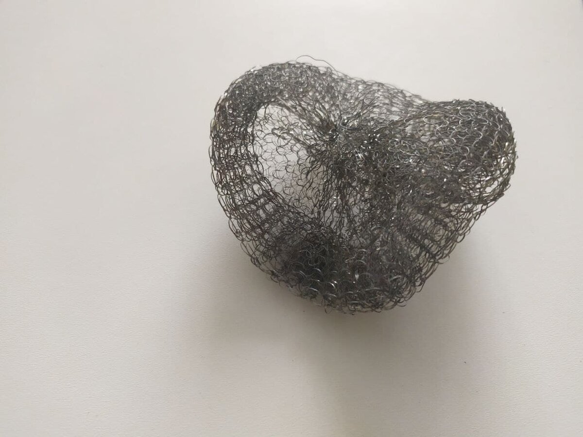 Металлическая мочалка не применима для мытья эмалированной посуды