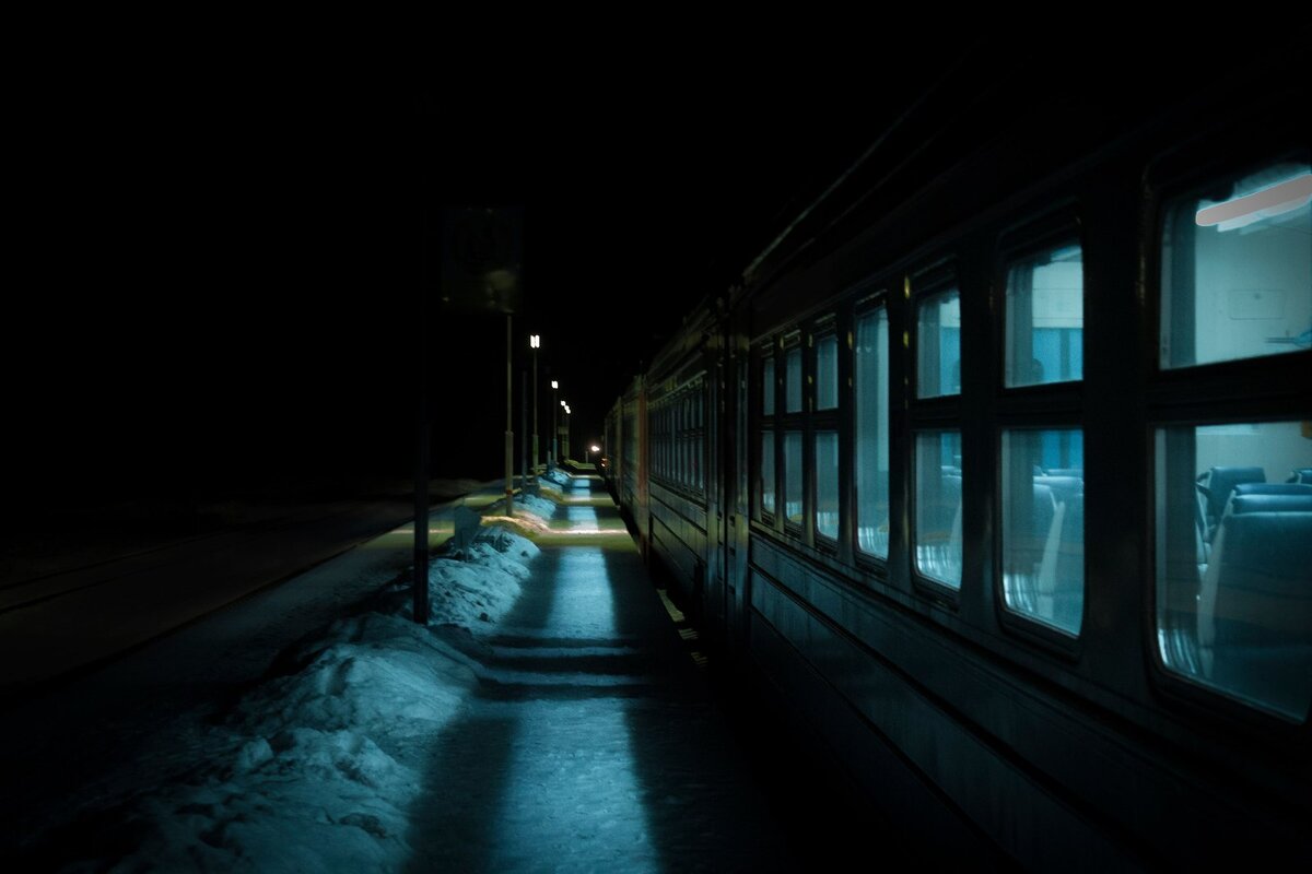 Ночь 17 песни. Японский ночной поезд. Страшные истории электричка ночью. Жду поезд фото ночью.