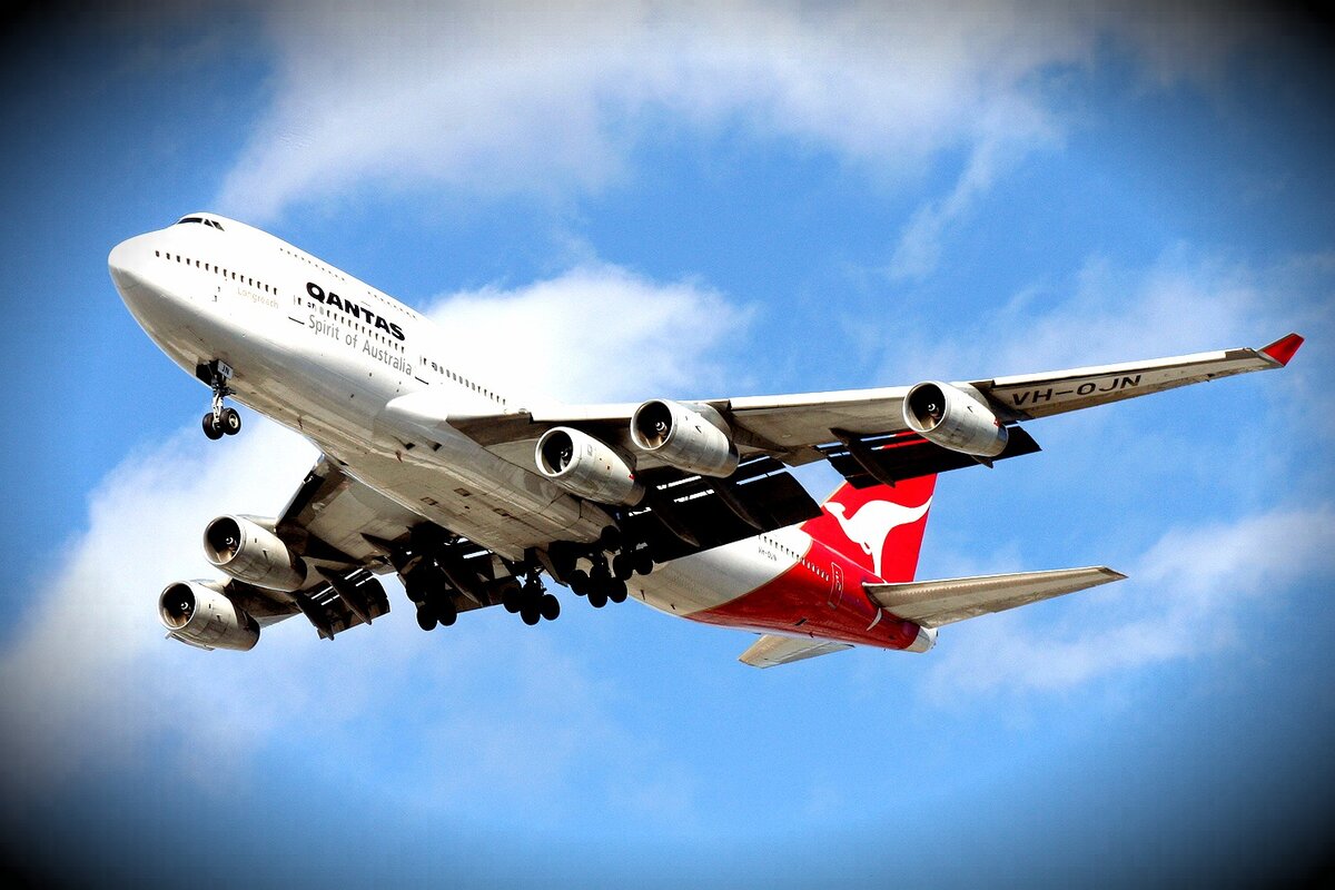 Самолёт с самой большой размах крыльев. Размер турбины боинг 747. Пассажирский самолет боинг 737. Боинг размах крыльев. Пассажирские авиаперевозки.