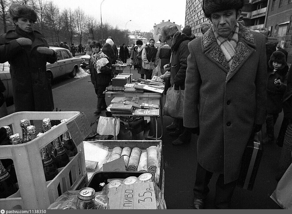 Декабрь 1992 года, предновогодний рынок на метро Пушкинская, фото pastvu.com