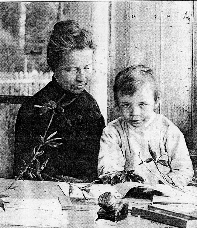 Андрей Колмогоров с тётушкой Верой Яковлевной (фото из открытых источников).