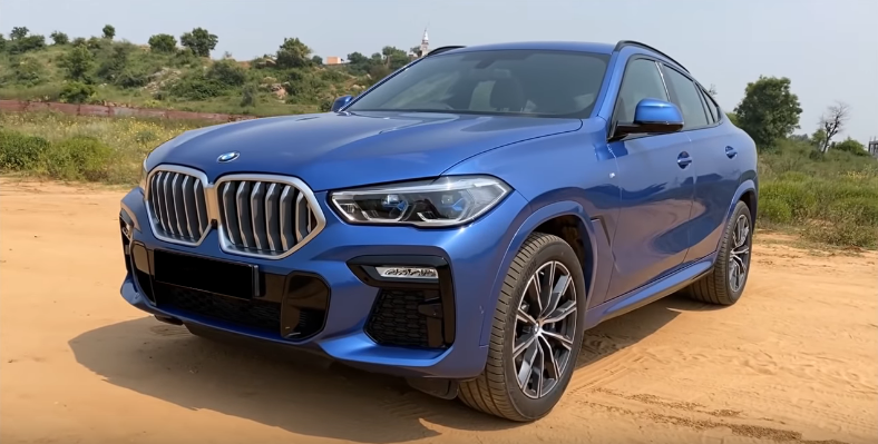 Дизайн передней и левой части кузова BMW X6 2020 года с комплектацией xDrive40i M Sport.