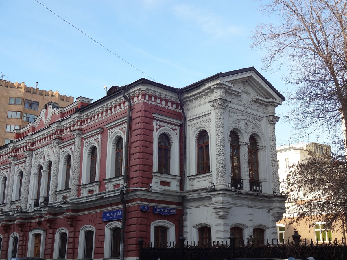 самое старое здание в москве сохранившиеся до наших дней