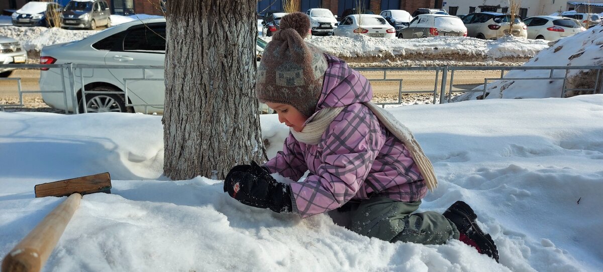 В квесте за хлебом с усердием бульдозера настроили снежных кучек вдоль всех местных трасс. Фото сопливого автора.