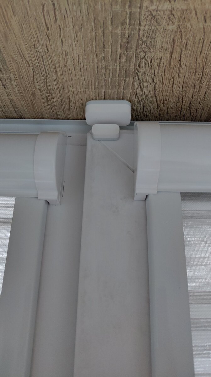 Установленный датчик открытия/закрытия окон/дверей от Aqara. Окно в положении "закрыто".