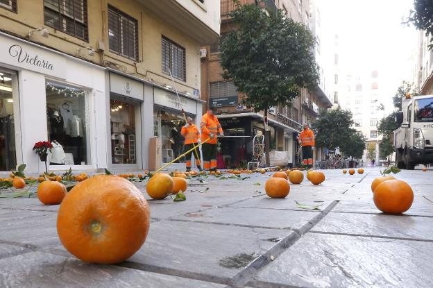 Апельсины горького сорта на улицах Валенсии. Фото с сайта lasprovincias.es