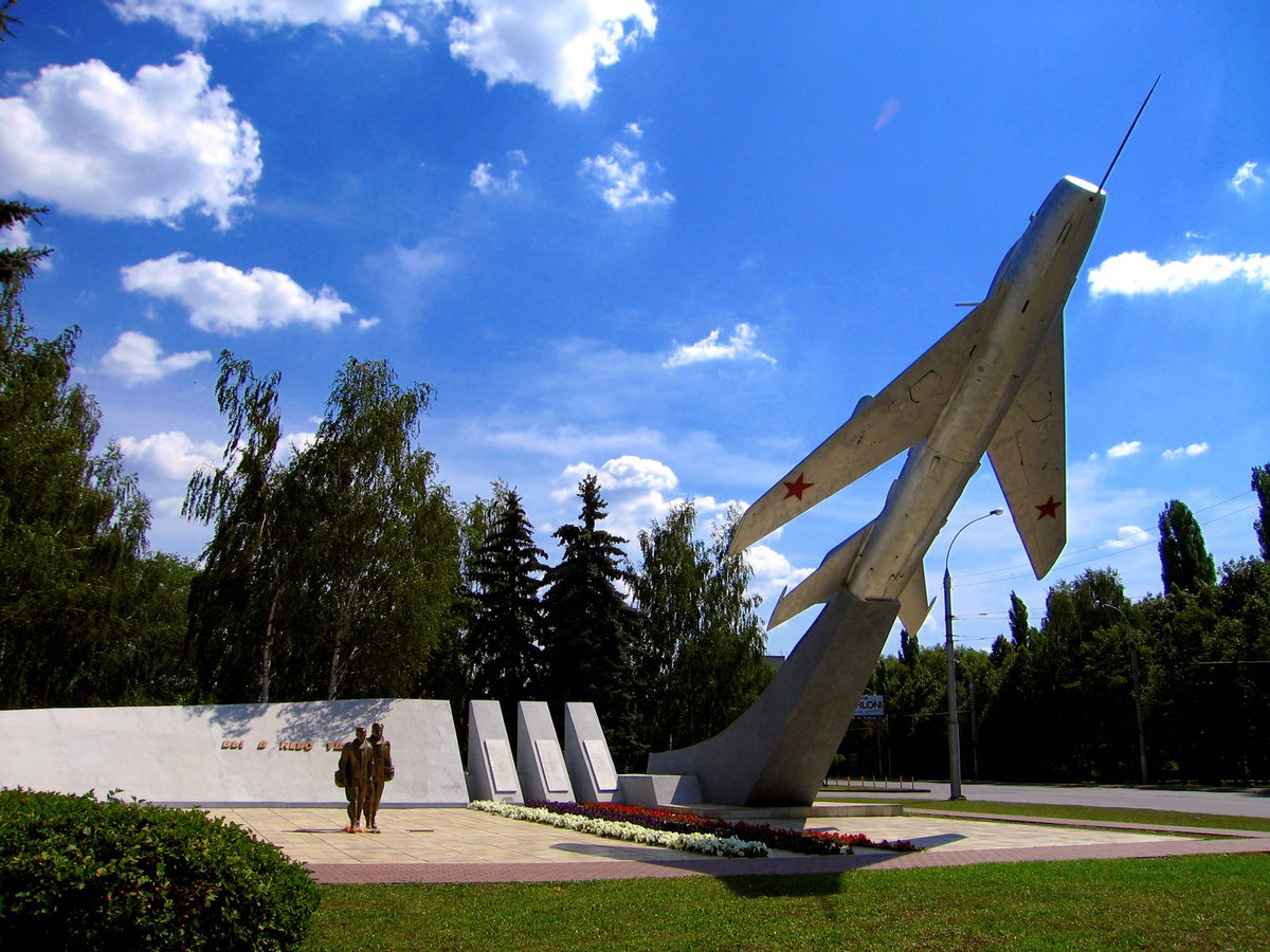 Памятники города королев. Памятник героям авиаторам в Липецке. Площадь Авиаторов Липецк. Памятник самолет в Липецке. Самолет монумент в Липецке.