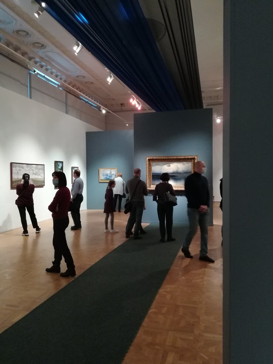 Русский музей. Выставка "Преображенная природа". Посетители в зале