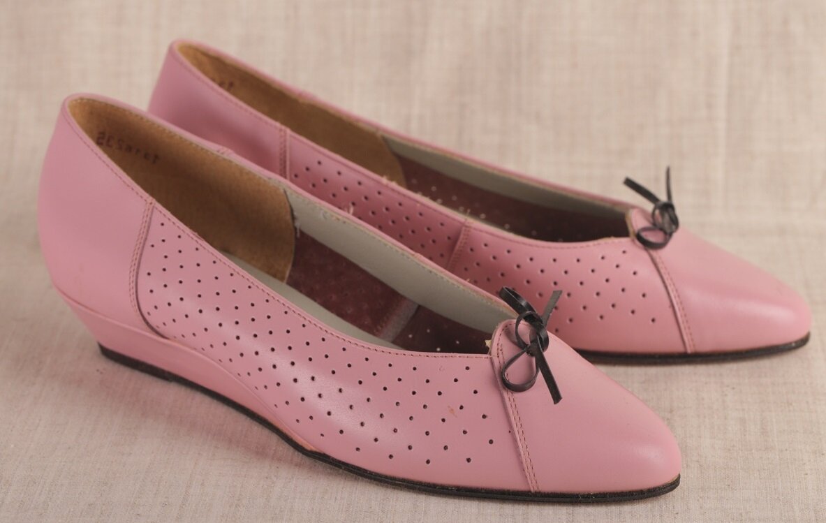 Разве они не прекрасны? Просто туфельки для фей! Жаль не мой размер. Натуральная кожа и всего 700 рублей. Новые.