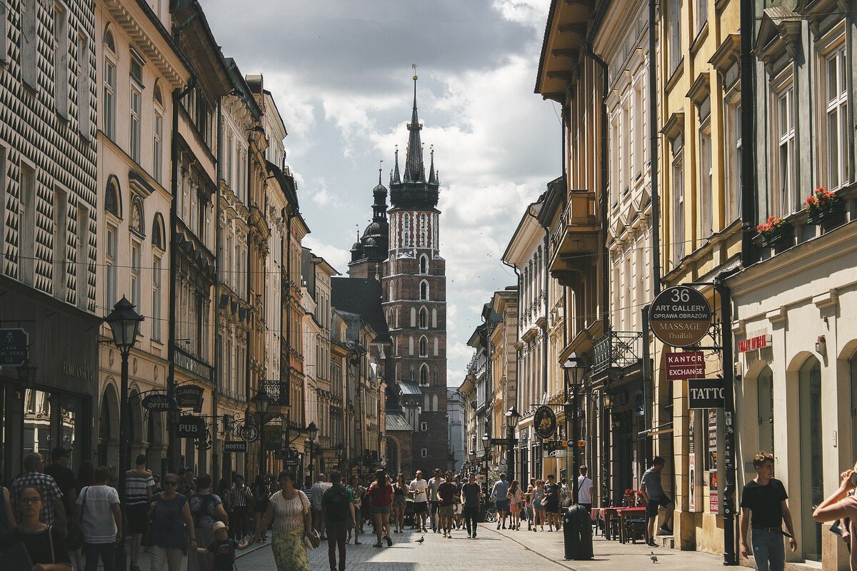 Источник фото: https://pixabay.com/ru/photos/улица-башня-краков-польша-туризм-4472321/