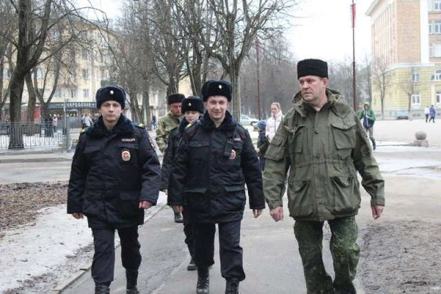 Представители казачьего общества будут оказывать содействие сотрудникам полиции в охране общественного порядка во время спортивных, культурно-зрелищных мероприятий. 
Фотография ©: Пресс-служба УМВД России по Новгородской области