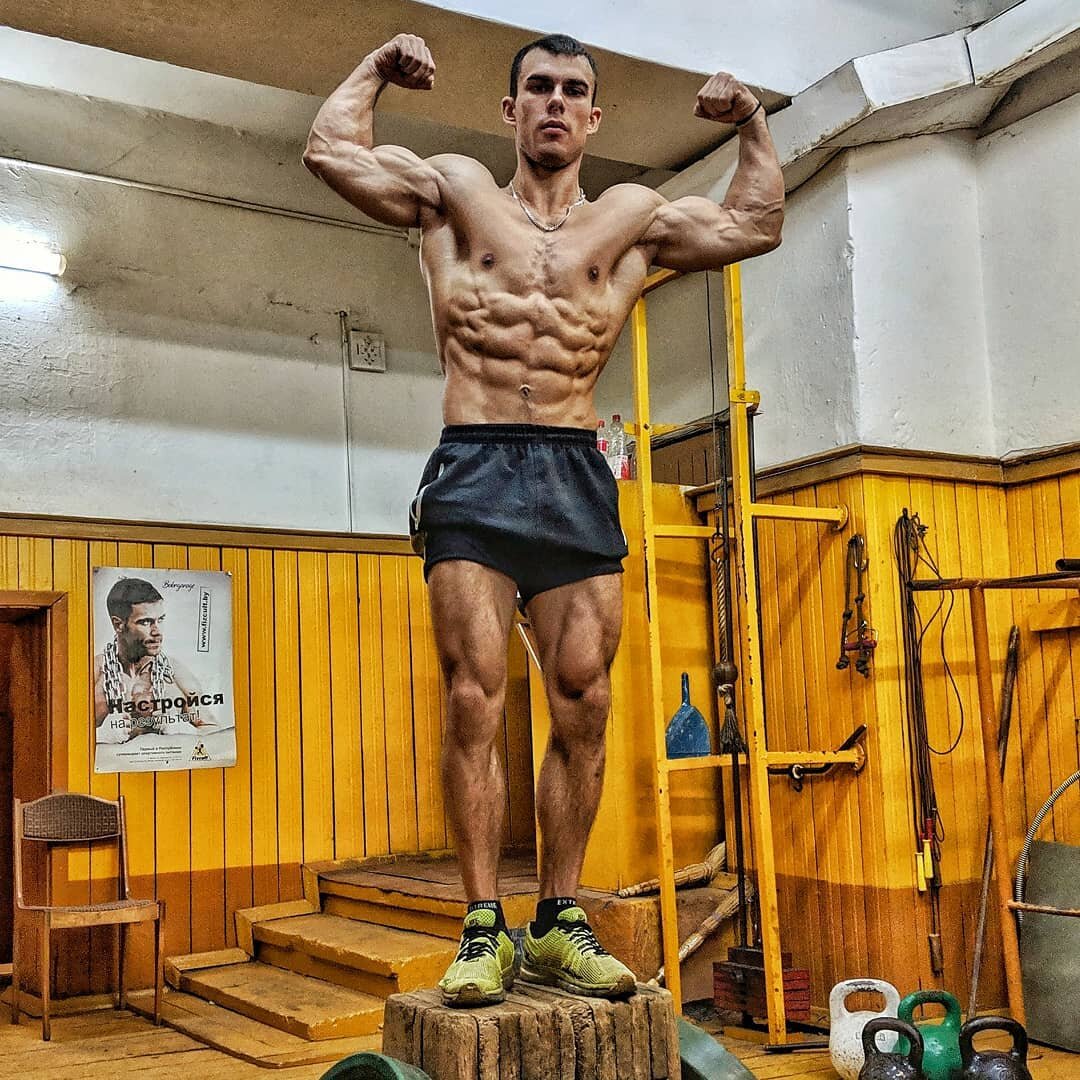 Пропорциональное тело, не так много атлетов об этом задумываются, и больше уделяют времени только верху (листай галерею фото)
