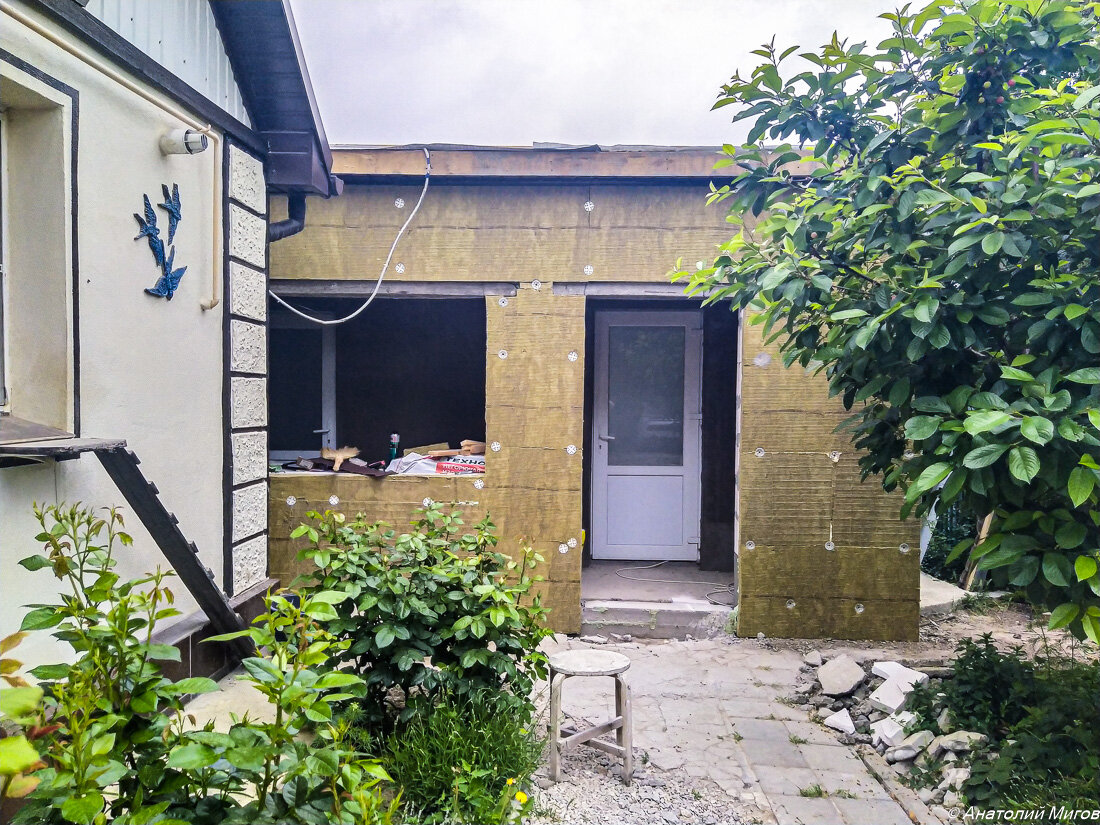 На фото: строящийся тамбур гостевого домика.