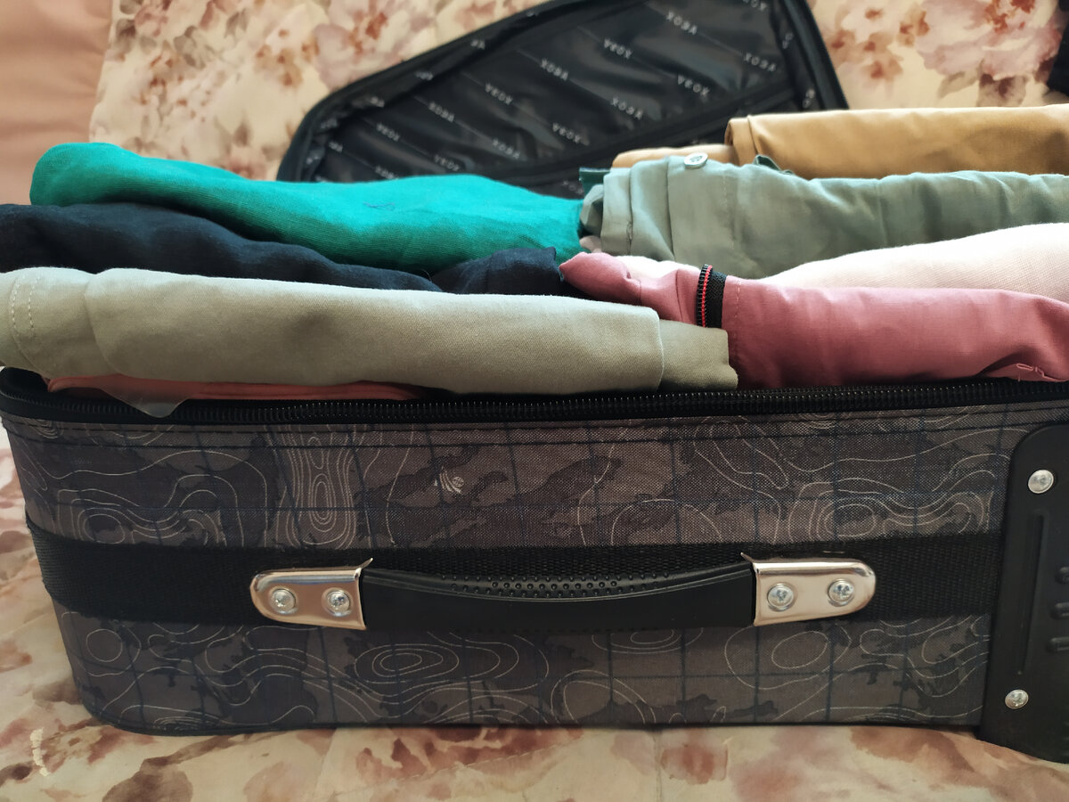 Чемодан с вещичками изменника - частый атрибут таких сцен. Фото автора