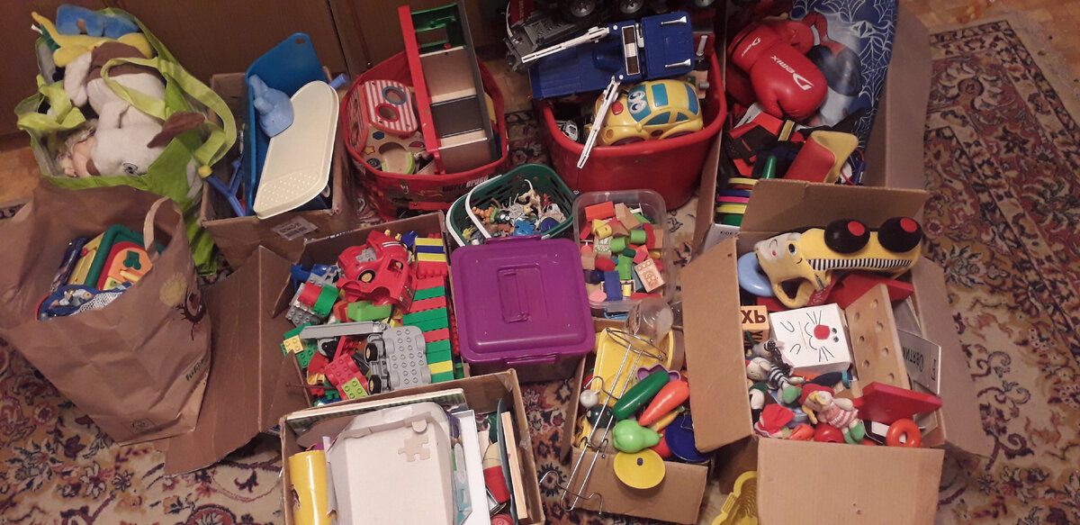 Годом ранее. Понимаете, какая тенденция? С каждым годом игрушек всё больше, а картина всё страшнее